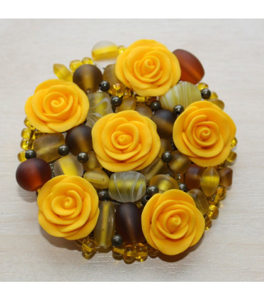 Kollaste roosidega pross