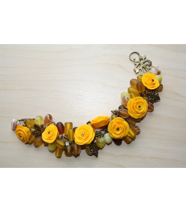 Kollaste roosidega käekett