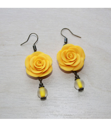 Kollaste roosidega kõrvarõngad